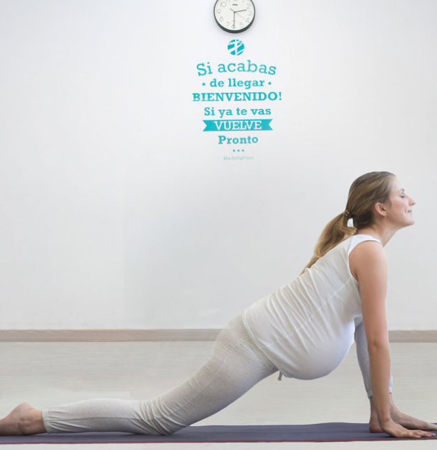 Mujer embarazada practicando pilates en MarbellaFisio